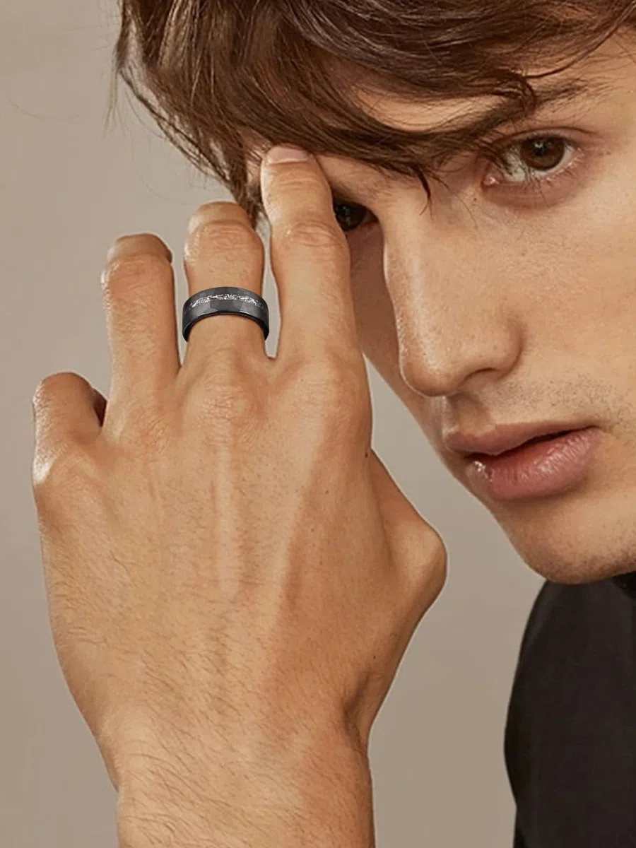 Vakki 8mm Herren Schwarz Wolfram Ring mit Gehämmerter, Strukturierter Einlage aus Meteorit für Hochzeit, Jahrestag, Geburtstag, Größe 54.4(17.3)-67.2(21.4)