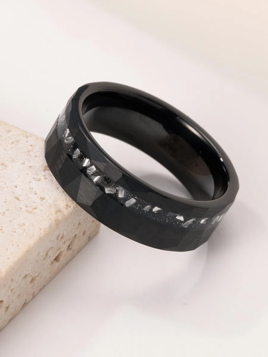 Vakki 8mm Herren Schwarz Wolfram Ring mit Gehämmerter, Strukturierter Einlage aus Meteorit für Hochzeit, Jahrestag, Geburtstag, Größe 54.4(17.3)-67.2(21.4)