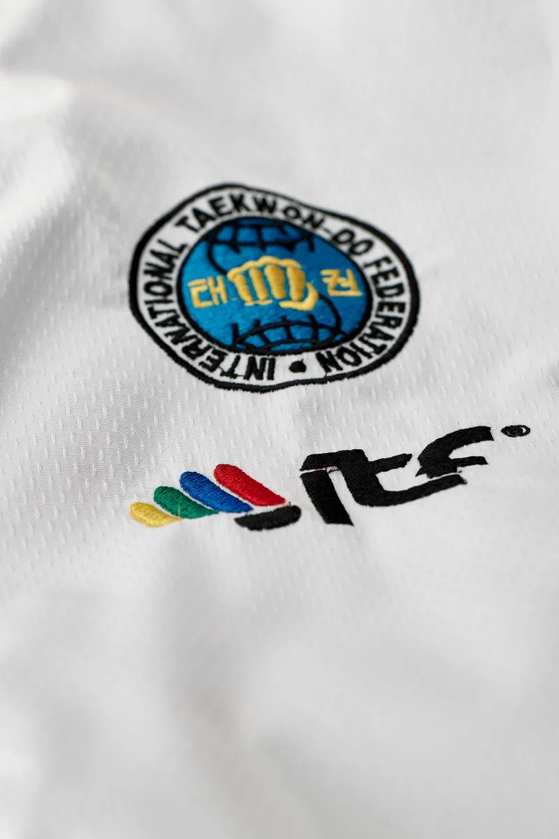 adidas Taekwondoanzug Quest ITF | Dobok mit neuem ITF Logo | für Kinder und Erwachsene | Leicht und atmungsaktiv | Revers Weiß | für Training und Wettkampf | für Körpergröße 120-200 cm