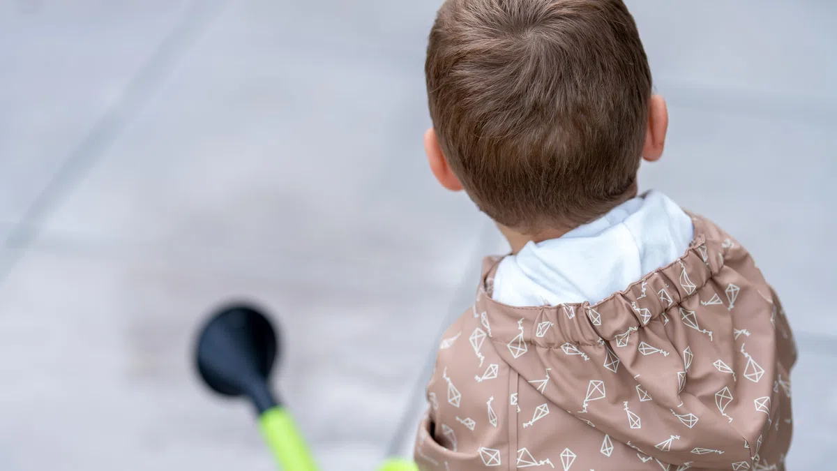 Sterntaler Regenjacke ungefüttert Drachen - Kinder Regenjacke wasserdicht - Jungen Jacke mit verschweißten Nähten Kapuze und reflektierendem Detail - robuste Regenbekleidung